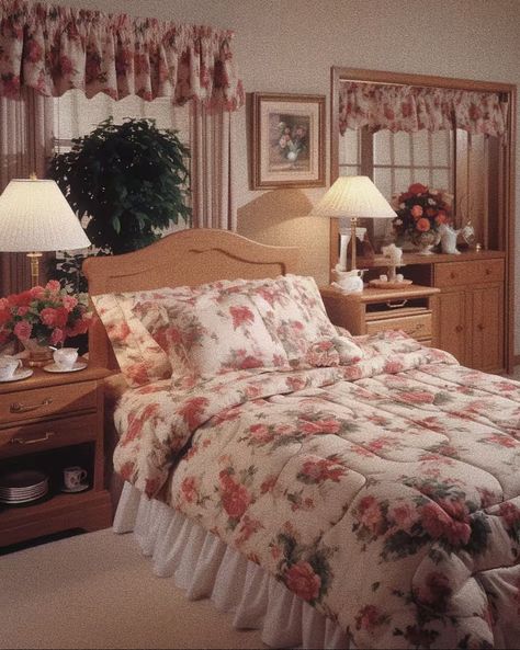 1990s Bedroom, 90s Bedroom Aesthetic, 60s Bedroom, 90s Life, Retro Pink Kitchens, 90s Interior, 90s Bedroom, 90s Home Decor, Whimsical Cottagecore