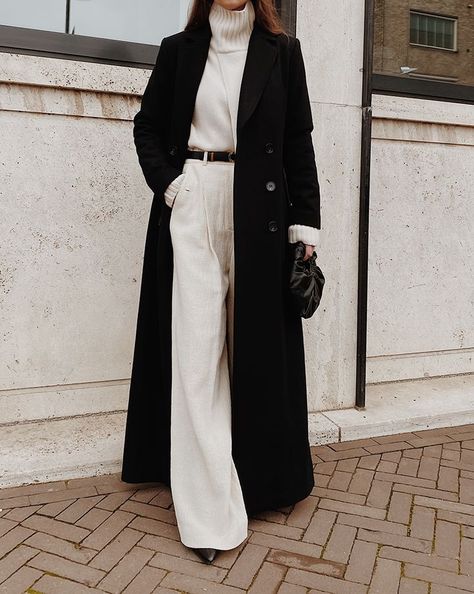 Long black coat over an all white outfit Outfit With Black Coat, Black Coat Outfit Winter Classy, Black Jacket Outfits, Long Black Coat Outfit, Black Coat Outfit, Coat Outfit Casual, Long Coat Outfit, Womens Black Coat, Tokyo Street Fashion