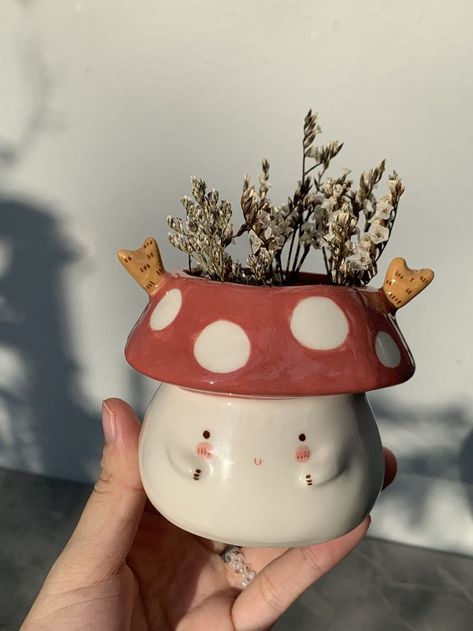 Cute Ceramic Planters, Ideas With Clay Aesthetic, Pottery Ideas Mushroom, Mushroom Clay Crafts, Clay Pot Designs Pottery Ceramic Art, Plant Pottery Ideas, Cute Easy Pottery, Interesting Plant Pots, Cute Ceramic Animals