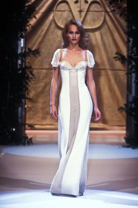 valentino spring summer 1995 Valentino Runway, Runway Gowns, Valentino Gowns, 90s Runway Fashion, Valentino Haute Couture, Runway Fashion Couture, Elegant Outfit Classy, Vintage Runway, Runway Outfits