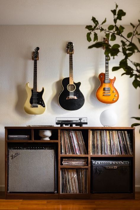 Guitar And Vinyl Wall, Guitar As Decor, Music Corner Apartment, Guitar Room Design, How To Display Guitars, Basement Music Studio Ideas, Music Reading Room, Music Room Guitar, Guitar Rack Wall