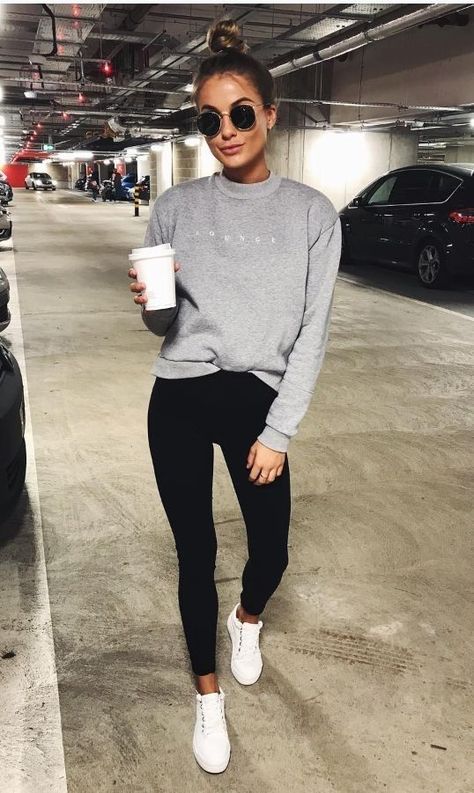 Witte Sneakers Outfit, Minimalisticky Chic, Casual Leggings Outfit, Hats Fitted, Sporty Casual Outfits, Fall Winter Fashion Trends, Look Legging, Streetwear Inspiration, Sporty Casual