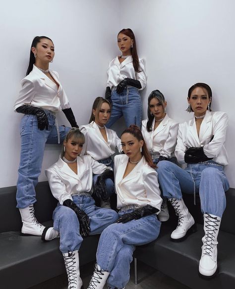 Dance Crew Outfits, Hiphop Dance Outfit, Woman Fighter, Dance Costumes Hip Hop, Hip Hop Costumes, Dance Women, Dancers Outfit, Group Costumes, Street Dance