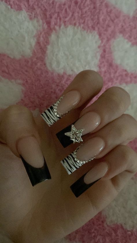 Nails Inspo White And Black, Nail Inspo Acrylic Coffin Long, Star Charms On Nails, Charmed Nails Acrylic, Medium White Nails With Designs, Y2knails Ideas, Long Coffin Nail Designs Ideas, Black White Star Nails, Black And White Nails With Charms