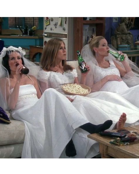 Who could forget the iconic and so-totally-'90s dresses worn by Monica, Rachel, and Phoebe (Courteney Cox, Jennifer Aniston, and Lisa Kudrow) in the episode "The One With All the Wedding Dresses"? Phoebe Friends, Monica Rachel, Tv Weddings, Film Netflix, Friends Scenes, Jenifer Aniston, Friends Poster, Ross Geller, Friends Cast