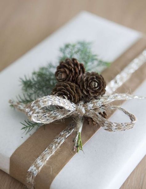 Pine Cone Gift Wrap, Gift Wrapping Ideas For Boyfriend, Brown Christmas Wrapping Paper, Christmas Wrapping Ideas Creative, Cute Gift Wrapping, Cute Gift Wrapping Ideas, Christmas Crafts Diy Gifts, Christmas Gift Wrapping Diy, Christmas Wrapping Diy