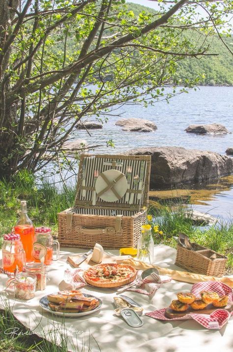 Cottage Core Picnic, Cottagecore Picnic, Picnic Inspiration, Cottage Aesthetic, Romantic Picnics, Fotografi Vintage, Picnic Date, Perfect Picnic, Cottage Core Aesthetic