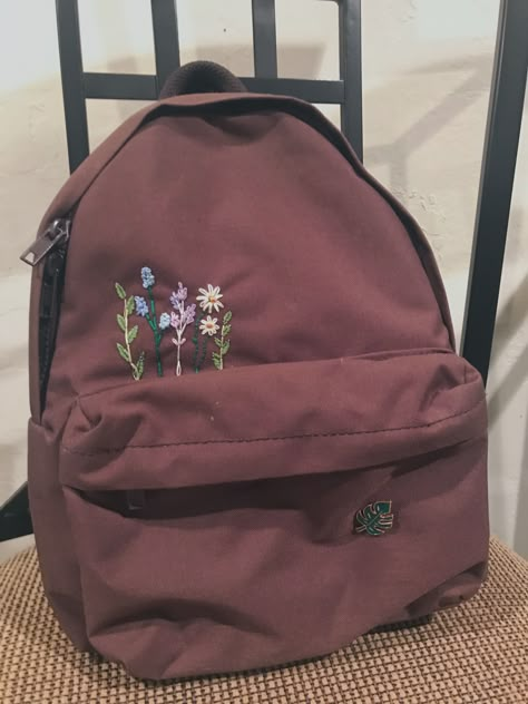 embroidery, lavender, daisies, backpack, brown, aesthetic Embroidery On School Bag, Sewing On Backpack, Embroidery Backpack Ideas, Backpack With Embroidery, Embroidery Designs On Backpacks, Embroidering Backpacks, School Bag Embroidery, Backpack Aesthetic Decoration, Decorating School Bag