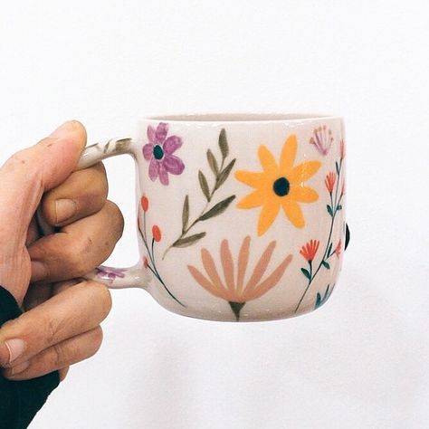 Mug Ideas, Ceramic Cafe, Diy Pottery Painting, Hand Painted Mugs, Pottery Painting Designs, Pottery Workshop, Tassen Design, Keramik Design, Hand Painted Pottery