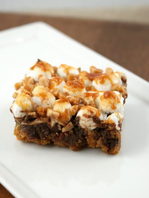 9 layer magic cookie bars - graham cracker, chocolate chips, coconut, pecans, mini marshmallows, heath bar, caramel sauce.... wait... that's only seven. Layer Cookie Bars, Magic Cookie Bar Recipe, Magic Cookie Bars, Layer Bars, Magic Bars, Holiday Party Foods, Cookie Bar Recipes, Brownie Bar, San Francisco Bay