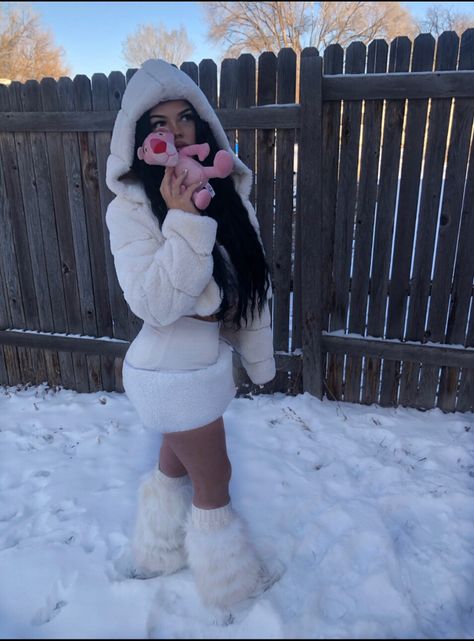 #aesthetic #y2kfashion #pinkpantheress #fluffylegwarmers #fluffyhat #allwhitefit #winteroutfitideas #snow Warm Outfit Ideas Winter, Flare Leg Warmers Outfit, Fuzzy Outfit, White Fluffy Boots Outfit, White Fur Leg Warmers Outfit, Outfits With Snow Boots, White Fluffy Leg Warmers Outfit, Outfits With Fluffy Boots, White Fur Boots Outfit