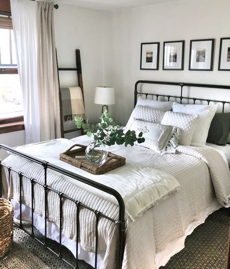 Soft Farmhouse Bedroom, Old Farmhouse Decor Bedroom, Black Metal Bar Bed Frame, King Bed Styling Farmhouse, Master Bedrooms With Iron Beds, Black And White Bedding Ideas Farmhouse, White Quilt Bedroom Ideas Farmhouse, Guest Bedroom Farmhouse Style, Farmhouse Minimalist Decor Bedroom