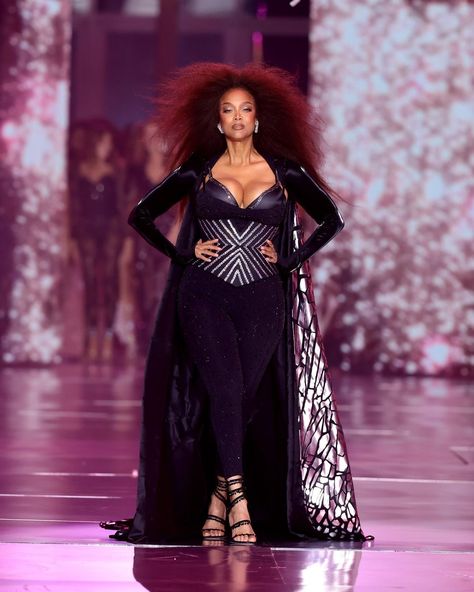 The return of the #VictoriasSecret Fashion Show gave us a lineup of iconic Angels, but did it really give anything else?? 🫢 The internet has some *thoughts* on this comeback. 📸 Dimitrios Kambouris #victoriassecretfashion #fashionshow What do we think of this year’s runway? Medium Tv Show, Vs Fashion Shows, Tyra Banks, Technology Fashion, Celebrity Lifestyle, Victoria Secret Fashion, Victoria Secret Angels, Red Lingerie, Victoria Secret Fashion Show