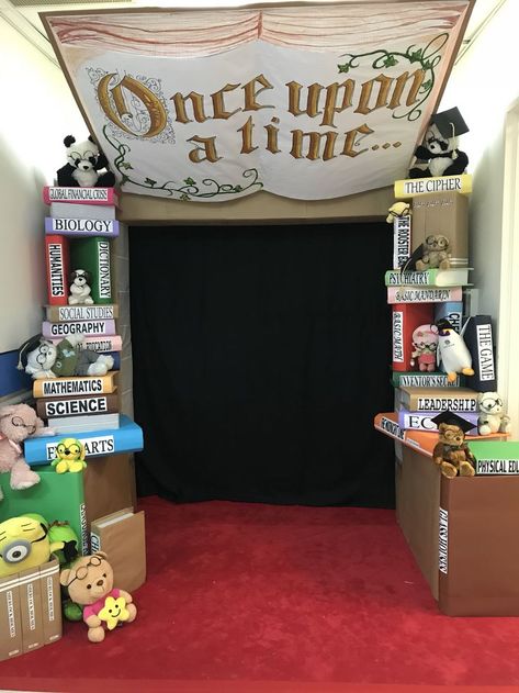 Book Week Decorations Decorating Ideas, Literacy Week Decorations, Book Fair Photo Booth, Book Week Art Activities, Book Fair Setup Display Ideas, Trunk Or Treat Library Theme, Library Trunk Or Treat Ideas, Trunk Or Treat Book Theme, Book Fair Themes Library Displays