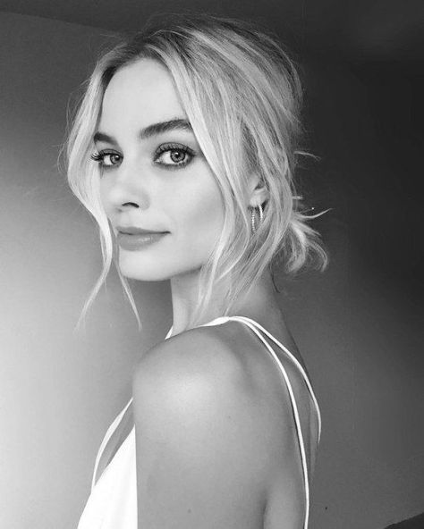 Margot Robbie is beautiful School Hairstyles, Model Tips, Hairstyles Prom, Front Hair Styles, Hairstyles Wedding, Low Bun, Hairstyles Curly, Hairstyles Easy, Round Faces