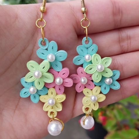 Handmade Quiling Earings Ideas, Quilling Keychain Ideas, Quilling Jewelry Ideas, Quilling Earrings Jhumkas, Diy Quilling Earrings, Quilling Keychains, Quilling Earring, Diy Earrings Materials, Quilling Jewellery