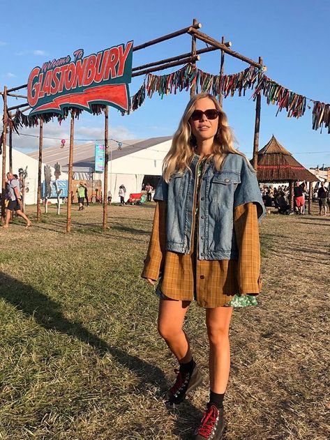 music festival outfits: we the people style at glastonbury Indie Music Festival Outfit, Uk Festival Outfit, Glastonbury Outfits, Glastonbury Festival Fashion, Glastonbury Fashion, Outfits 30s, Festival Outfit Ideas, Indie Festival, Festival Outfit Inspiration