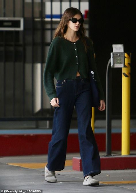 Green Sweater Outfit Aesthetic, Kaia Gerber Style Street, Humid Weather Outfit, Kaia Gerber Outfits, Kaia Gerber Street Style, Green Cardigan Outfit, Kaia Gerber Style, Tomboy Femme, 2024 Ideas