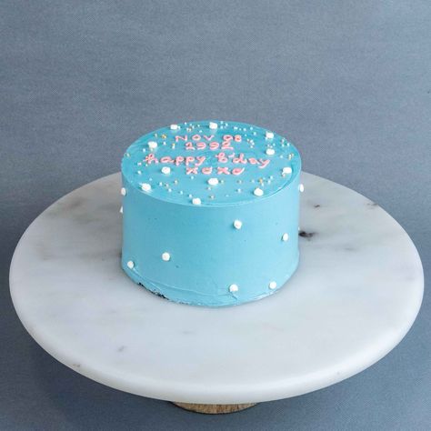 The trending minimalist Korean painting cake is here with us! Simple and stunning design. You can even customize the wording on top and request for the different cream colour you like. Now it’s your turn to hop on the bandwagon and join in on the minimalist cake trend. Cake Details 🍰 4 - 6slices 🎂 5 inch x 3.5 inch ⚖ 0.6 kg 🕑 1 day pre-order Ingredients + -Butter, sugar, flour, eggs, dairy cookies.Allergens + -Wheat, dairy, egg.Items provided with your order + -✓ Candles✓ Handwritten message 6 Inch Cake Design Simple, Trend Cake, Painting Cake, Birthday Cake For Boyfriend, Minimalist Cake, Cake For Boyfriend, Small Birthday Cakes, Korean Cake, Korean Painting