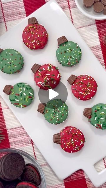 Melissa Johnson on Instagram: "OREO ORNAMENT COOKIES ✨ Make the Cutest Christmas Cookies. Dip Oreo cookies in your favorite colored candy melts, then top them off with a mini Reese’s peanut butter cup. ✨ Sprinkle your favorite festive sprinkles for an extra touch of holiday cheer! These adorable treats are perfect for making with the kids and are sure to be a hit at your Christmas party. #christmastreats #dessert #oreos #christmas" Christmas Chocolate Oreos, Oreo Ornament Cookies, Oreo Christmas Treats, Dipped Oreos Christmas, Chocolate Covered Oreos Christmas, Christmas Oreos, Holiday Cookies Decorated, Christmas Candy Crafts, Christmas Dip