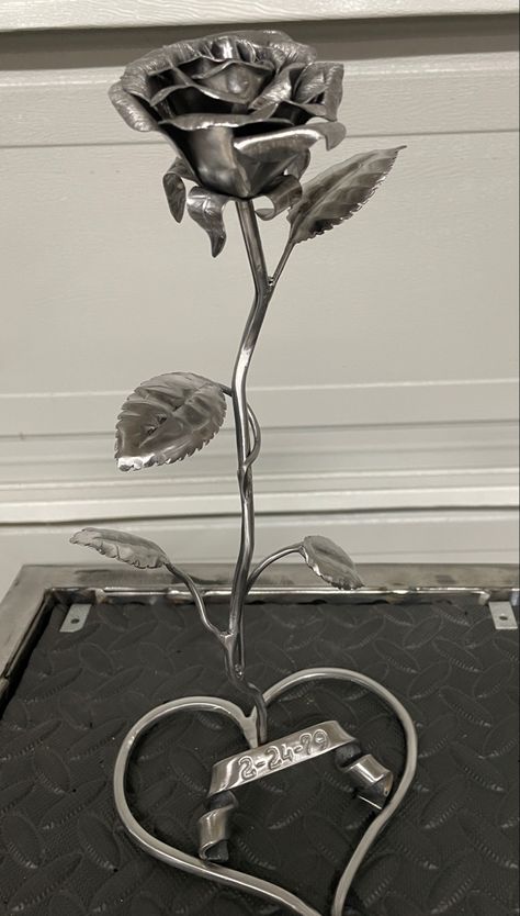 Butterfly Welding Projects, Aesthetic Welding Projects, Welding Metal Flowers, Rose Welding Art, Welding Project For Girlfriend, Welded Rose Metal Flowers, Metal Roses Diy, Welding Projects Flowers, Flower Welding Projects