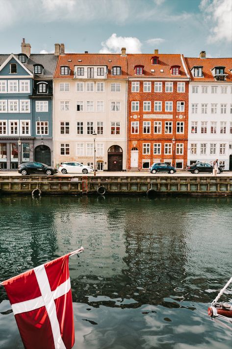 Nyhavn, the must to see spot in Copenhagen, Denmark. Get inspired by travel photography from Copenhagen colorful streets, houses. Copenhagen Denmark Photography, Cophengan Denmark, Scandinavian Photography, Copenhagen Photography, Denmark Photography, Denmark Aesthetic, Copenhagen Aesthetic, Copenhagen City, Copenhagen Travel