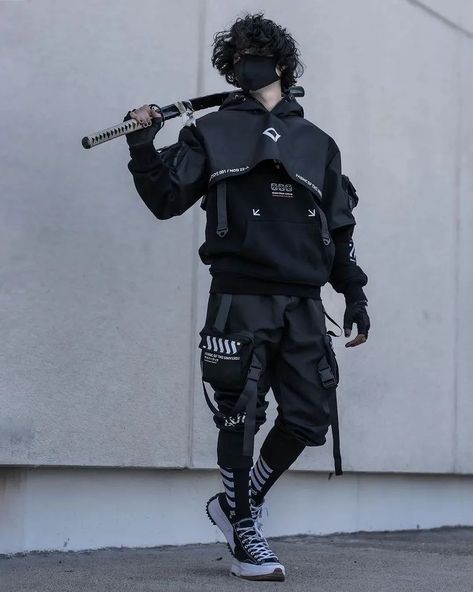 Darkwear 🖤 Techwear no Instagram: “☝️ Check Our Clothing Link In Bio 🔗🔥 . . Credit: @kevin_monroy1502 🖤” Futuristic Outfit Men, Cyberpunk Outfit Male, Cyberpunk Aesthetic Outfit, Cyberpunk Street, Cyberpunk Streetwear, Casual Techwear, Techwear Men, Tech Outfit, Samurai Clothing