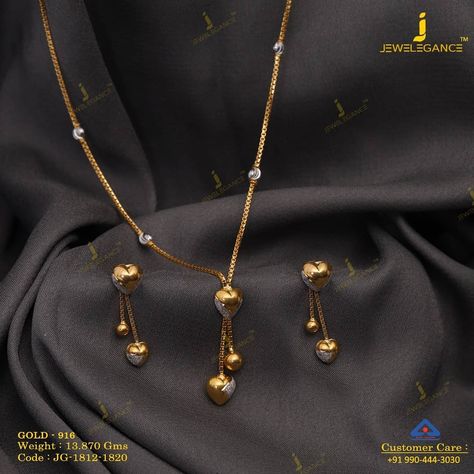 No photo description available. Simple Gold Chains For Women, Antique Gold Pendant Set, Gold Chain Designs For Women, Chain Designs Gold, Pendant Set Gold, Gold Chain Pendant, Locket Necklaces, Gold Jewelry Simple Necklace, Gold Mangalsutra Designs