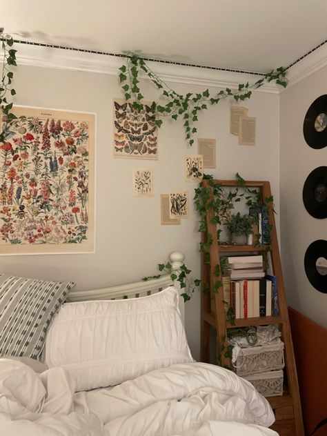 aesthetic vintage room with vinyls vines botanical plants books and sage green Small Sage Bedroom, Green Vintage Aesthetic Room, Sage Green Decorations Bedroom, Vintage Botanical Bedroom Ideas, Bedroom Ideas For Small Rooms Sage Green, Green Room Aesthetic Vintage, Sage Green Vintage Bedroom, Plant And Book Room Aesthetic, Botanical Room Aesthetic