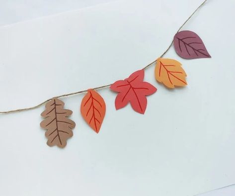 Diy Fall Decor Construction Paper, Autumn Leaves Paper Craft, Fall Leaf Decorations, Fall Decoration For Classroom, Leaf Cutout Template, Paper Fall Decorations, Autumn Room Decor Diy, Thanksgiving Garland Diy, Fall Paper Garland