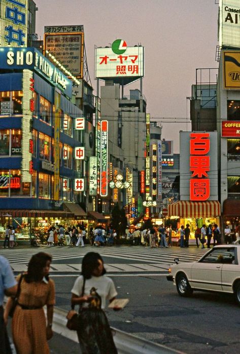 Japan 80's Aesthetic, Tokyo Aesthetic, Fotografi Urban, Tokyo City, New Retro Wave, Japan Street, 80s Aesthetic, Photographie Inspo, Japan Aesthetic