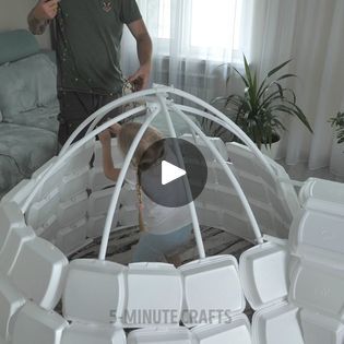 Igloo Out Of Cardboard Boxes, Diy Igloo Decoration, Balloon Igloo Diy, Diy Igloo Indoor, Cardboard Dome, Diy Igloo, Build An Igloo, Igloo Craft, Igloo House