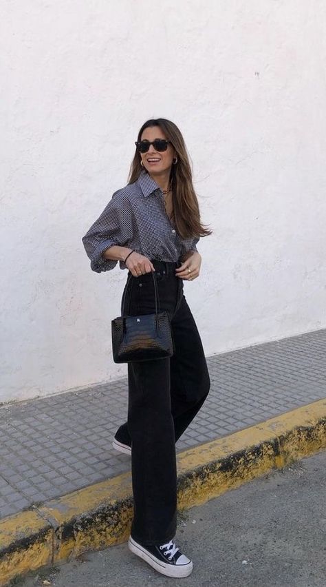 Berlin Fashion Streetstyle, Semiformal Outfit Mujer, Black On Black Outfits, Wide Leg Jeans Outfit, Simple Casual Outfits, Looks Pinterest, Clothing Guide, Black Jeans Outfit, Casual Chique