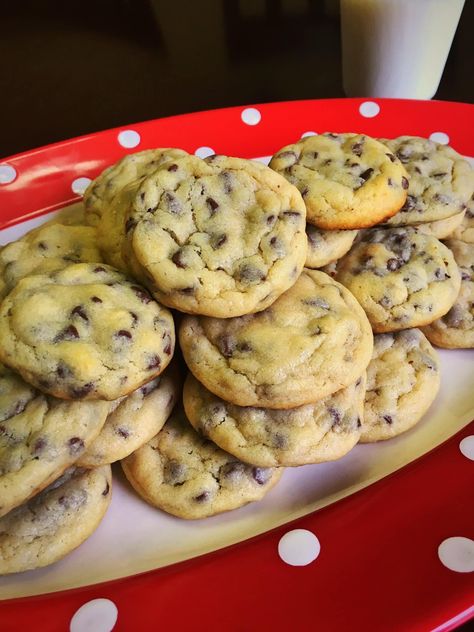 Searching for the best easy chocolate chip cookie recipe to make for your family? Look no further and give my Mom's Famous Easy Chocolate Chip Cookies a try! These easy homemade chocolate chip cookies are soft, gooey, and really are Easy Homemade Chocolate Chip Cookies, Nutella Cookie, Simple Chocolate Chip Cookie Recipe, Best Chocolate Chip Cookies Recipe, Homemade Chocolate Chips, Homemade Chocolate Chip Cookies, Cookie Recipes Unique, Easy Chocolate Chip Cookies, Chocolate Chip Cookie Recipe