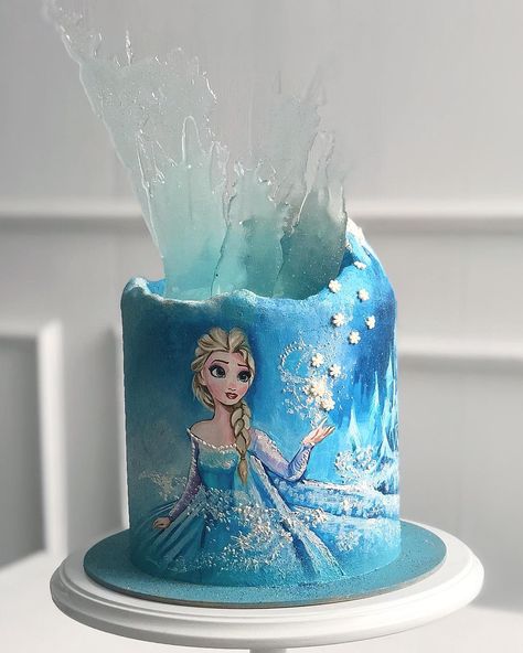 Image may contain: 1 person Frozen Buttercream Cake, Poker Theme Cake, Elsa Birthday Cake, Poker Cake, Pastel Frozen, Bolo Panda, Disney Themed Cakes, Frozen Theme Cake, Bolo Frozen