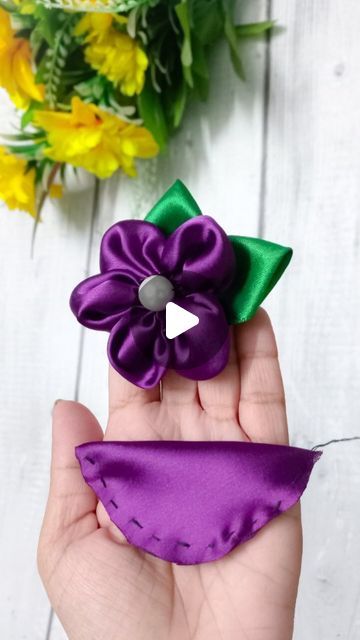 Brooch Tutorial, Satin Flowers Diy, Kanzashi Tutorial, Ribbon Flower Tutorial, Yo Yos, Scrap Fabric Projects, Satin Ribbon Flowers, Fabric Flower Tutorial, Handmade Flowers Fabric