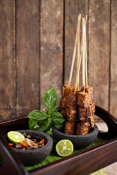 Cooking Tackle: Sate Tempe - Indonesian sate tempe serves with spicy sweet sauce Beef Satay, Masakan Malaysia, Food Plating Techniques, Indonesian Cuisine, Sweet Sauce, Indonesian Food, Food Platters, Biryani, Food Presentation