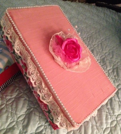 Decorated shoe box. Decorated Shoe Boxes, Shoe Box Decorating Ideas, Diy Shoe Box Ideas, Shoe Box Ideas, Shoebox Design, Shoe Box Art, Shoebox Crafts, Shoe Box Diy, Shoe Box Design