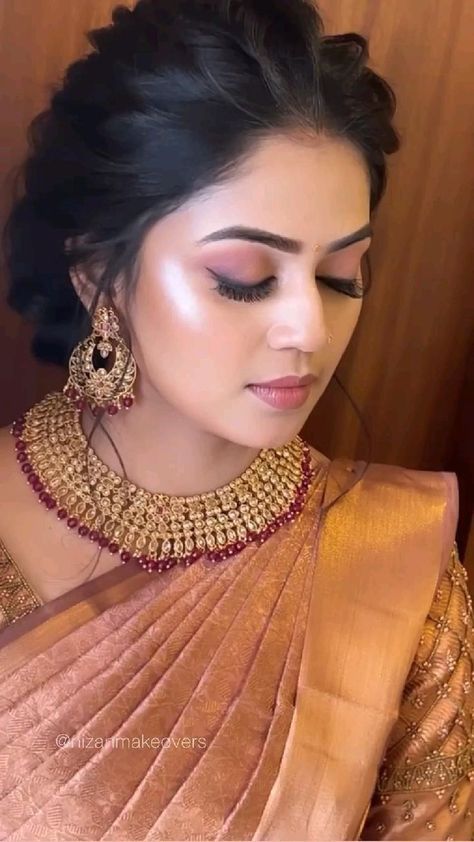 Wedding Bridal Makeup, Bridal Hairstyle Indian Wedding, Hairstyle Updo, Hair Style On Saree, Indian Wedding Makeup, Indian Bride Makeup, Hairstyles Design, Engagement Hairstyles, Bridal Makeup Images