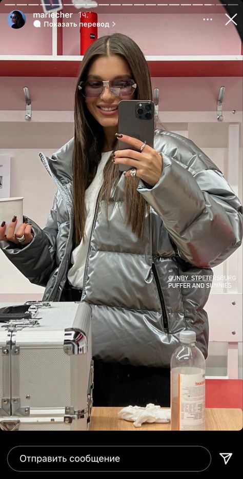 Silver Puffer Jacket Outfit, Silver Jacket Outfit, Avangard Fashion, Silver Puffer Jacket, Puffer Outfit, Puffer Jacket Outfit, Gigi Hadid Outfits, Grey Puffer, Silver Jacket