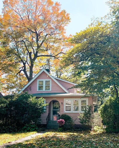 @hoosierhouses on Instagram: “John Mellencamp really knew what he was talking about with little pink houses for you and me. 💝 . #hoosierhouses #indiana #home…” Normal House Exterior, Pink Home Exterior, 1980s House Exterior, Small Pink House, Light Pink House, Cute House Exterior, Pink House Decor, Cute Small House, Pink Bungalow