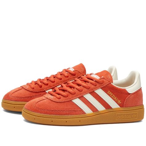 The Go To Classic Terrace Shoe, The Handball Spezial Was Originally Released In 1979. Here It Is Dressed From Heel To Toe In Suede. Decking Out The Iconic 3 Stripe Detailing, A Contrast Colouring Breathes New Life Into A Classic Adidas Design. Finished With A Signature Gum Rubber Outsole That Keeps The Vintage Aesthetic Of This Classic Trainer. Adidas Gazelle Outfit Men, Colorful Adidas, Red Adidas Shoes, Adidas Gazelle Outfit, Adidas Handball Spezial, Adidas Handball, Adidas Design, Hiking Shoes Women, 9th Grade