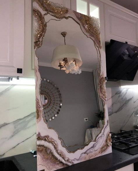 Geode Mirror Resin, Mirror With Resin Art, Resin On Mirror Diy, Epoxy Mirror Frame, Resin Art On Mirror, Resin Mirror Ideas, Resin On Mirror, Mirror Resin Art, Resin Mirror Art