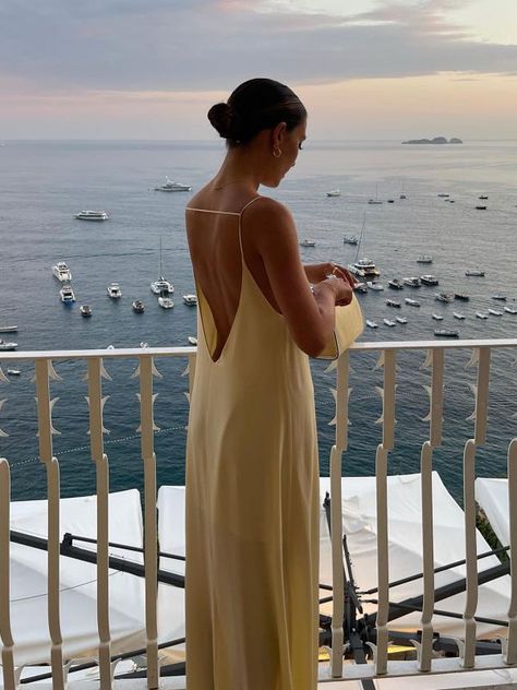 Loose Backless Dress, Pretty Dinner Dresses, Wedding Guest Dress Backless, Boho Backless Dress, Flowy Backless Dress, Low Back Summer Dress, Backless Classy Dress, High End Resort Wear, Colorful Vacation Dress