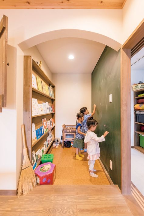 Japanese Kids Room, Small Kids Playrooms, Small Playroom, Indoor Playroom, Kindergarten Interior, Preschool Designs, Daycare Design, Japanese Kids, Baby Playroom