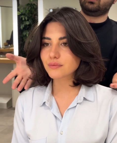 V Bob Haircut, Dark Layered Bob, Brown Bob Haircut With Highlights, French Bob Haircut Thick Hair, Hair Styles For Double Chin, Medium Short Haircut Women, Haircut On Short Hair, Curvy Short Hair, Short Hair For Diamond Shape Face