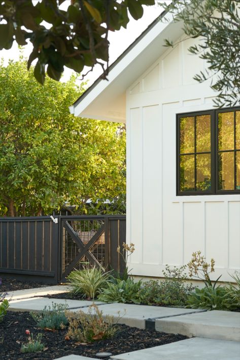 Rustic Farmhouse Landscaping, Side Of House Entrance, Scandinavian Yard Design, Modern Farmhouse Landscaping Backyards, Curb Appeal Fence, Simple Farmhouse Landscaping Front Yard, Modern Farmhouse Fence Ideas, Cottage Curb Appeal, Modern Farmhouse Fence