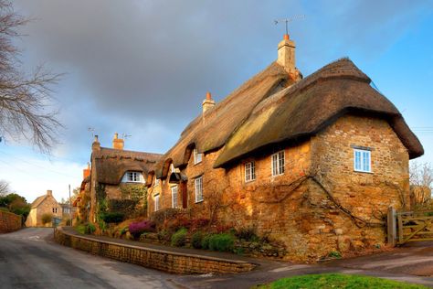 Chipping Campden Henri Charriere, Vintage Rooms, Medieval Church, Chipping Campden, English Cottages, Country Cottages, Event Horizon, English Village, Cottage Gardens