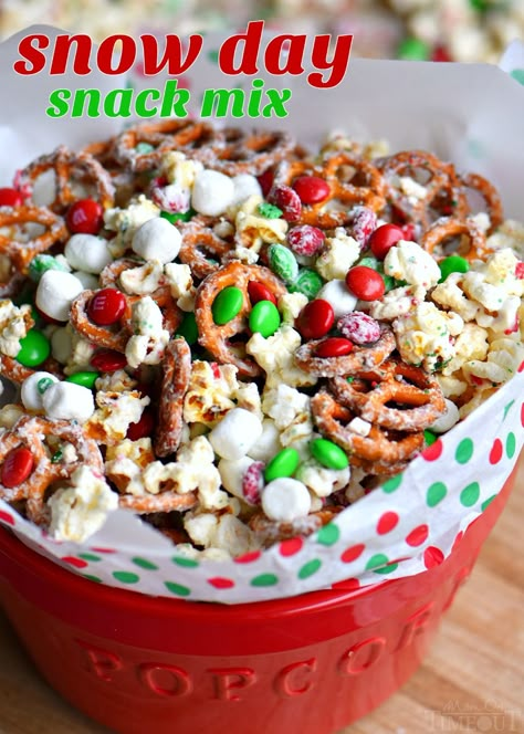 Easy Holiday Snacks, Christmas Snack Mix, Mom On Timeout, Christmas Snack, Easy Treat, Snack Mix Recipes, Christmas Candy Recipes, Holiday Snacks, Christmas Food Desserts