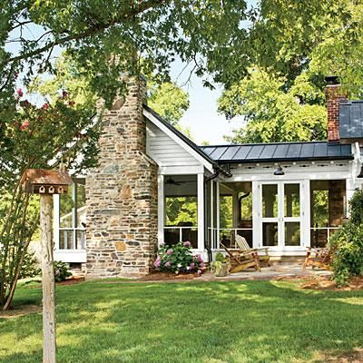 screened porch Spanish Farmhouse, Casa Garage, Farmhouse Addition, Plan Chalet, Homes Inside, Exterior Inspiration, Building A Porch, Farmhouse Remodel, Beach Homes